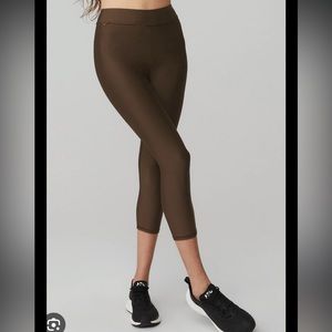 Alo AIRLIFT HIGH-WAIST CONCEAL-ZIP CAPRI in Espresso